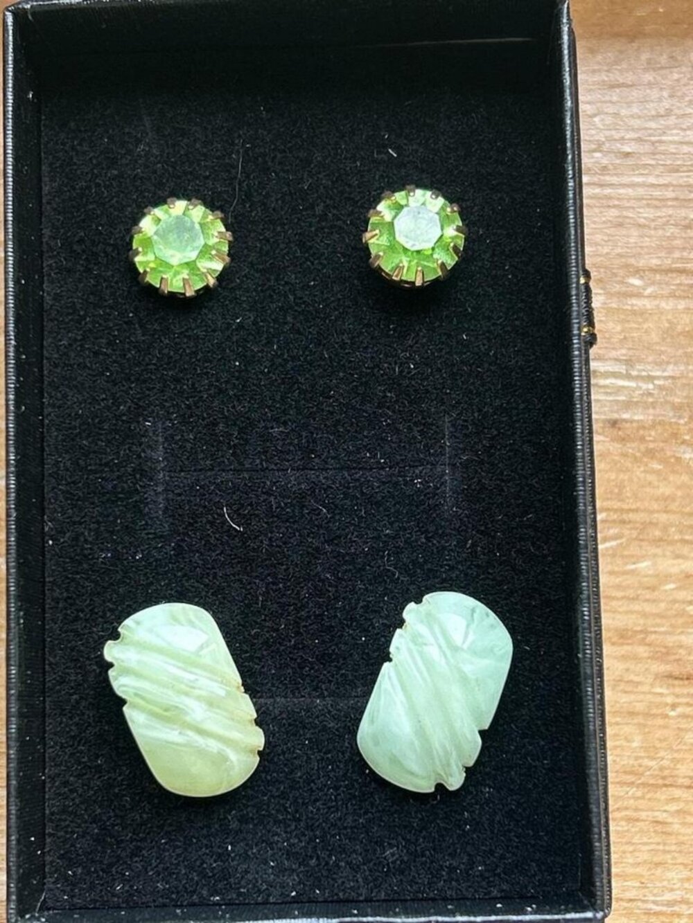 2 pcs, Green earrings. Costume jewelry
